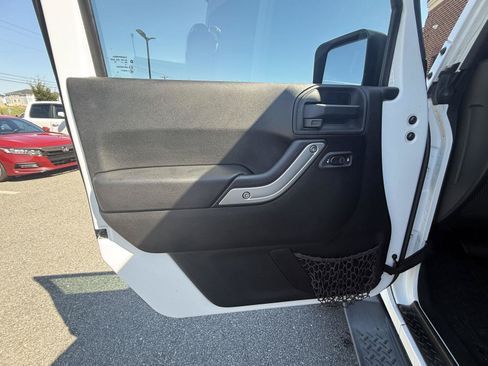 Used 2015 Jeep Wrangler Rubicon w/ Power Convenience Group AWD/4WD image 14