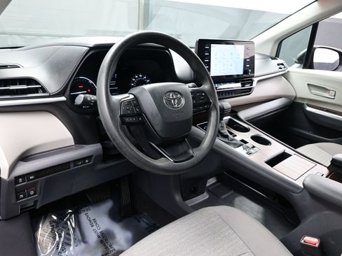 Used 2024 Toyota Sienna LE image 13