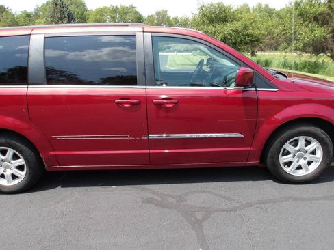 Used 2011 Chrysler Town & Country Touring FWD image 32