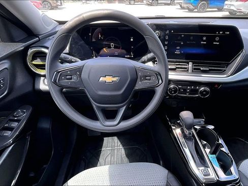Used 2026 Chevrolet Trax LT FWD image 7
