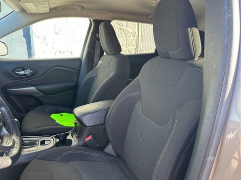 Used 2019 Jeep Cherokee Latitude w/ Cold Weather Group image 11