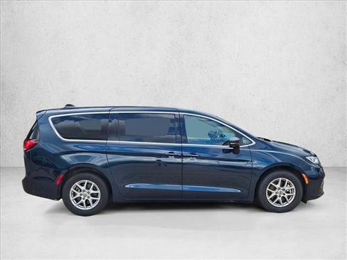 Used 2023 Chrysler Pacifica Touring-L FWD image 4