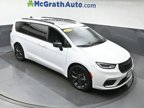 Used 2024 Chrysler Pacifica Limited w/ S Appearance Package image 3