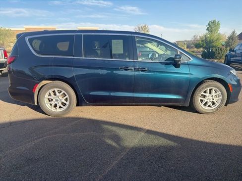 Used 2023 Chrysler Pacifica Touring-L image 6