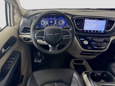 Used 2024 Chrysler Pacifica Touring-L FWD image 17