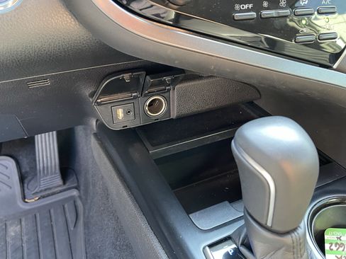 Used 2018 Toyota Camry SE FWD image 23