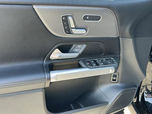 Used 2023 Mercedes-Benz GLB 250 4MATIC image 9