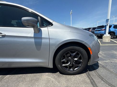 Used 2019 Chrysler Pacifica Touring-L Plus w/ Advanced Safetytec Group FWD image 15