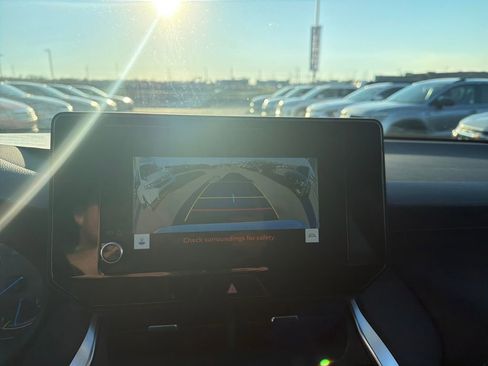 Used 2023 Toyota Venza LE image 20