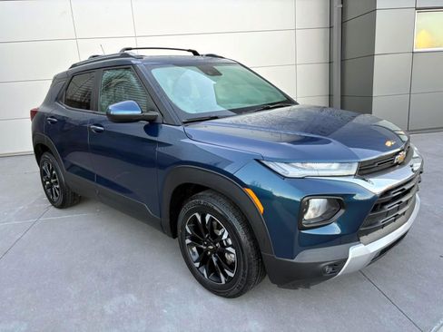 Used 2021 Chevrolet TrailBlazer LT w/ Convenience Package FWD image 3
