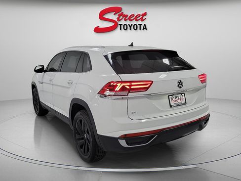 Used 2023 Volkswagen Atlas Cross Sport SE w/ Panoramic Sunroof Package FWD image 2