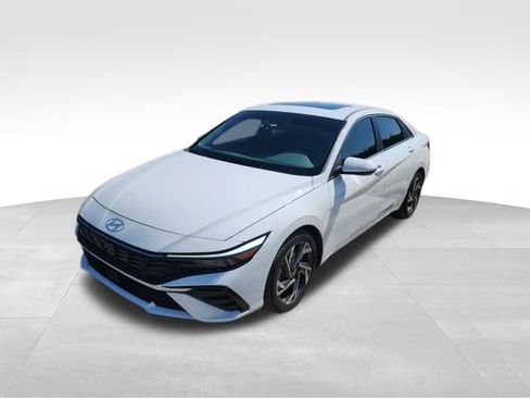 Used 2024 Hyundai Elantra SEL w/ Convenience Package FWD image 4