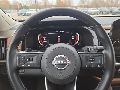 Used 2023 Nissan Pathfinder Platinum image 11