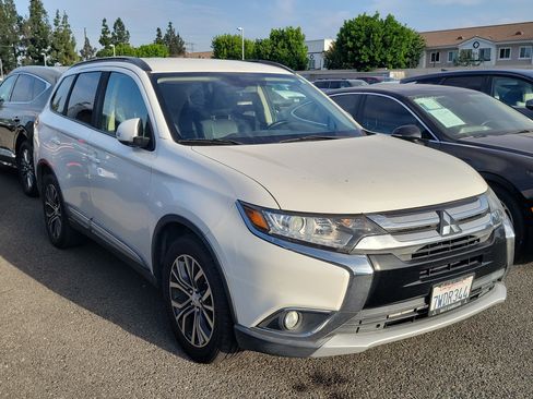 Used 2016 Mitsubishi Outlander SE AWD/4WD image 3