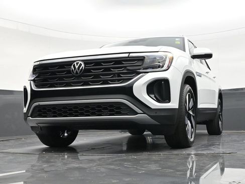 Used 2024 Volkswagen Atlas Cross Sport SE w/ Panoramic Sunroof Package FWD image 28