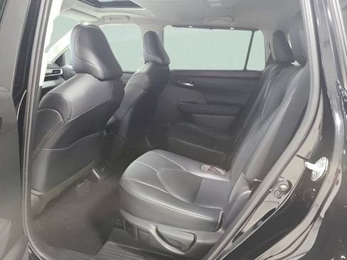 Used 2021 Toyota Highlander XLE AWD/4WD image 18