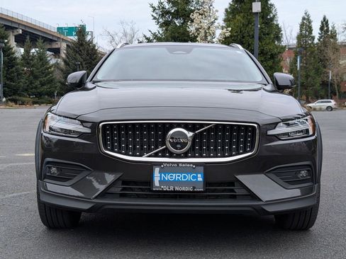 Used 2025 Volvo V60 B5 Cross Country Plus image 2