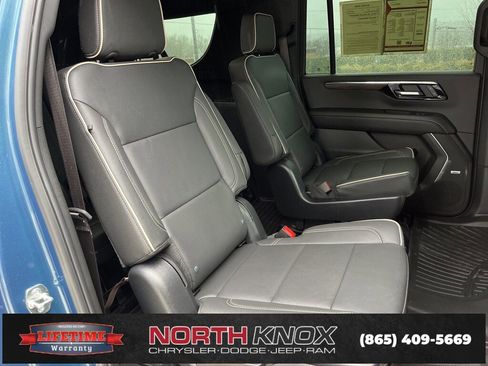 Used 2025 Chevrolet Suburban Premier image 22