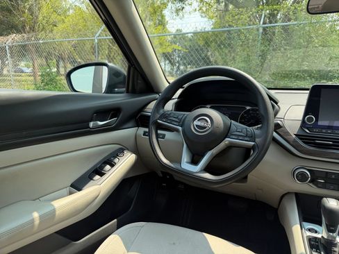 Used 2025 Nissan Altima 2.5 SV FWD image 34
