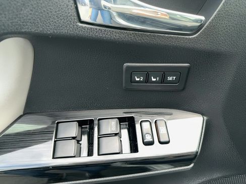 Used 2018 Toyota RAV4 Limited w/ Advanced Technology Package AWD/4WD image 18