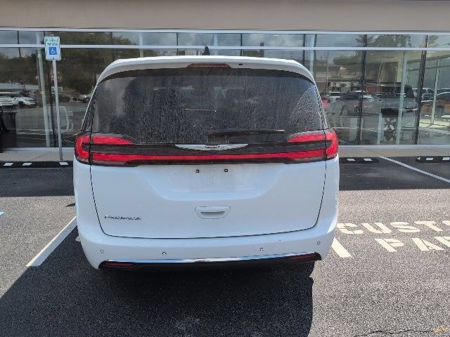 Used 2024 Chrysler Pacifica Touring-L FWD image 6