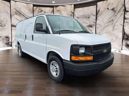 Used 2017 Chevrolet Express 2500 image 2