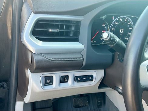 Used 2023 GMC Acadia SLT w/ Technology Package AWD/4WD image 10