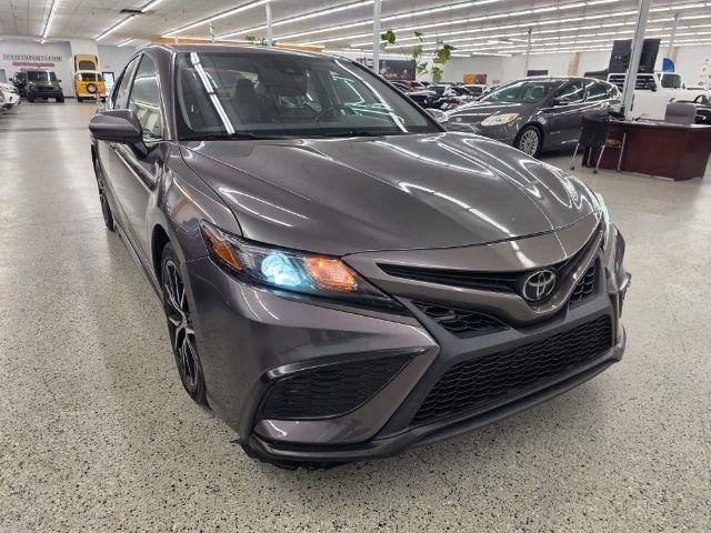 Used 2021 Toyota Camry SE FWD image 4