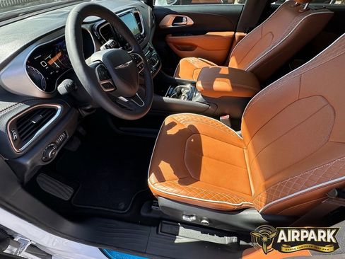 New 2024 Chrysler Pacifica Pinnacle image 15