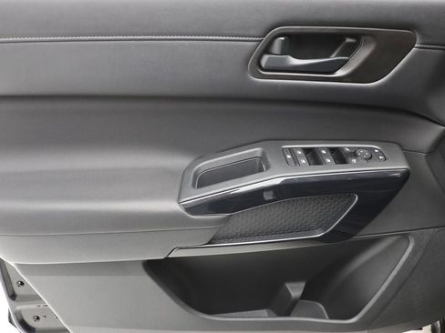 Used 2024 Nissan Pathfinder SV image 14