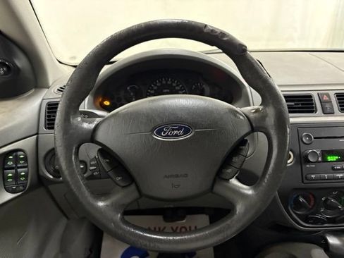 Used 2005 Ford Focus ZX4 Sedan FWD image 18