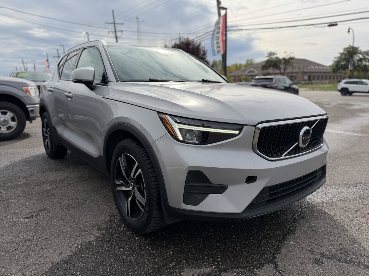 Used 2023 Volvo XC40 B5 Core AWD/4WD image 4