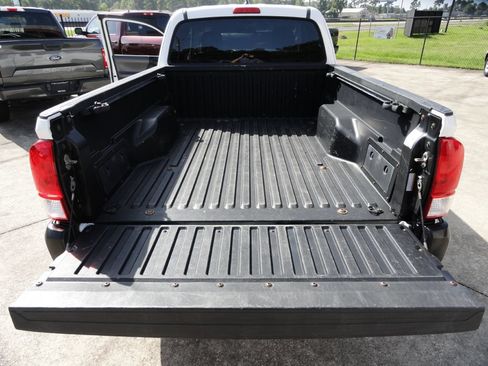 Used 2017 Toyota Tacoma SR5 RWD image 12
