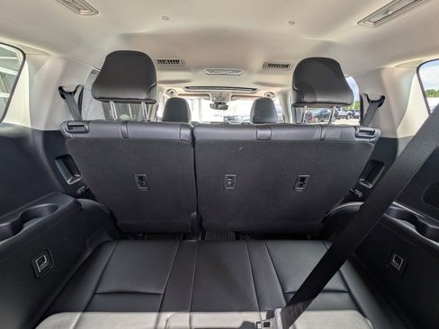 Used 2021 Toyota Highlander XLE image 20