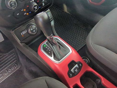 Used 2022 Jeep Renegade Trailhawk AWD/4WD image 16