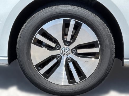 Used 2018 Volkswagen e-Golf SE FWD image 11