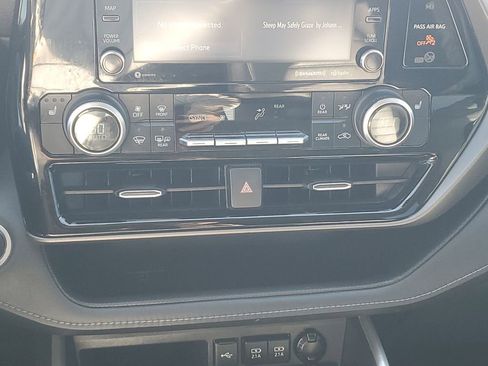 Used 2020 Toyota Highlander XLE image 33