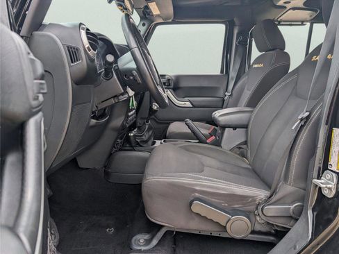 Used 2015 Jeep Wrangler Unlimited Sahara w/ Connectivity Group image 10