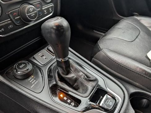 Used 2020 Jeep Cherokee Limited image 23