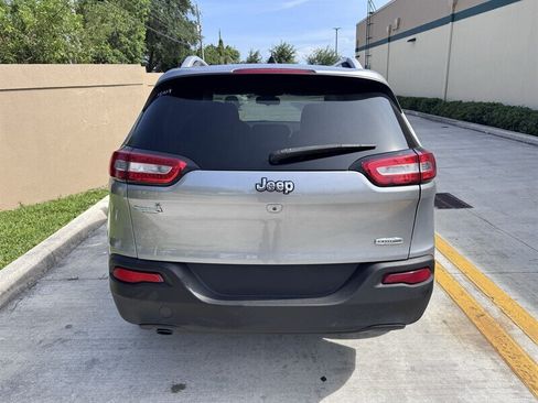 Used 2017 Jeep Cherokee Latitude FWD image 6