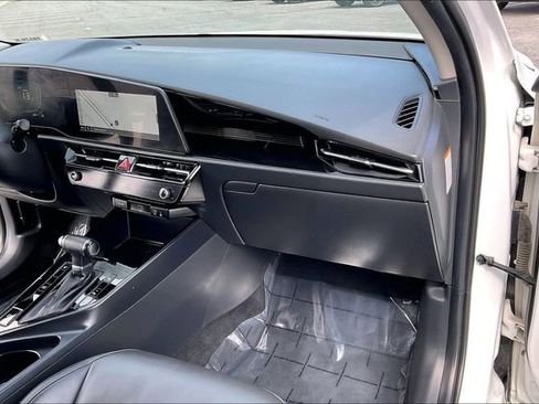 Used 2023 Kia Niro EX image 16