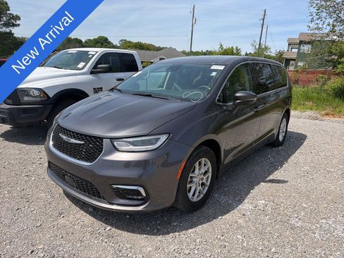 Used 2023 Chrysler Pacifica Touring-L image 1