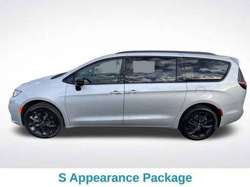 New 2026 Chrysler Pacifica Select w/ S Appearance Package image 3