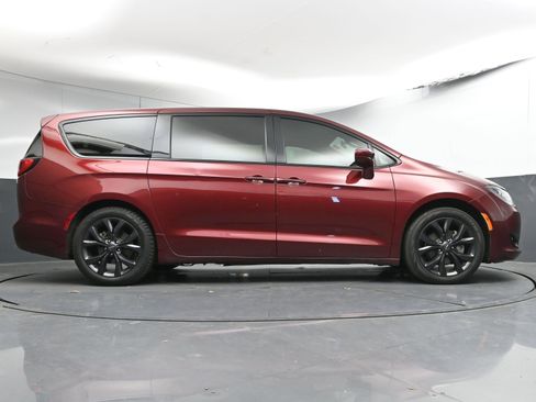 Used 2018 Chrysler Pacifica Touring Plus w/ S Appearance Package image 25
