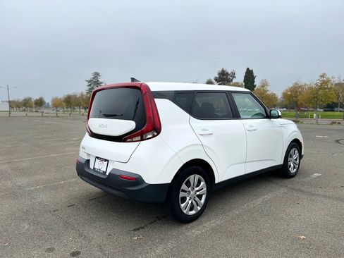 Used 2022 Kia Soul LX image 5