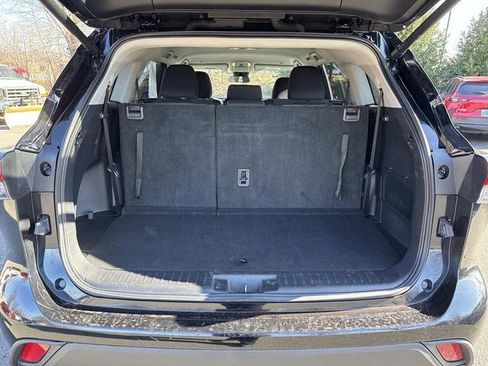 Used 2025 Toyota Highlander XLE image 12