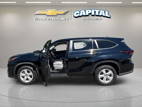Used 2024 Toyota Highlander LE FWD image 9