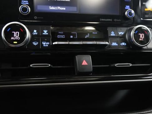 Used 2021 Toyota Highlander XLE AWD/4WD image 29