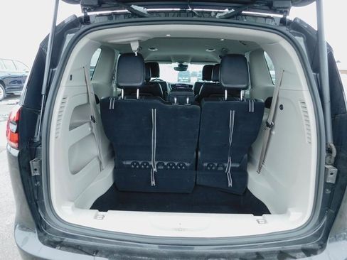 Used 2023 Chrysler Pacifica Touring-L image 12