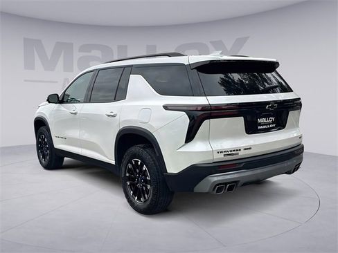 Used 2024 Chevrolet Traverse Z71 image 3